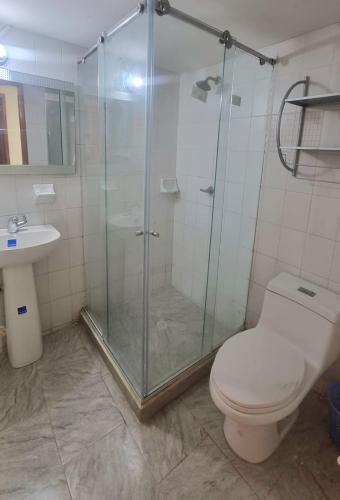 y baño con ducha, aseo y lavamanos. en Cómodo Apto piso 3 en Cartagena de Indias
