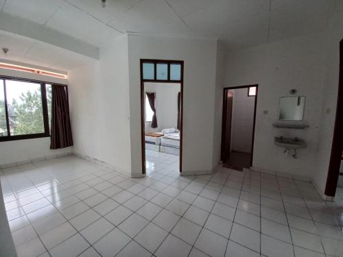 Cette chambre blanche dispose d'un lavabo et d'un miroir. dans l'établissement Villa Cimacan BC 105, à Cipanas