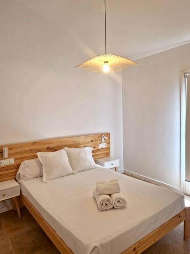 a bedroom with a bed with two towels on it at Villa Barracot in Deltebre