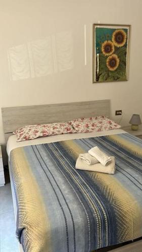 Un dormitorio con una cama con una manta floral. en MiCasa 13, en Osio Sotto