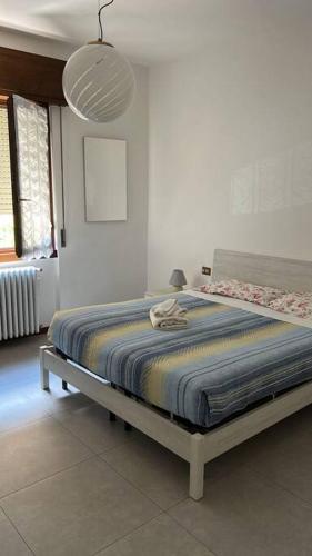 1 dormitorio con 1 cama en una habitación blanca en MiCasa 13, en Osio Sotto