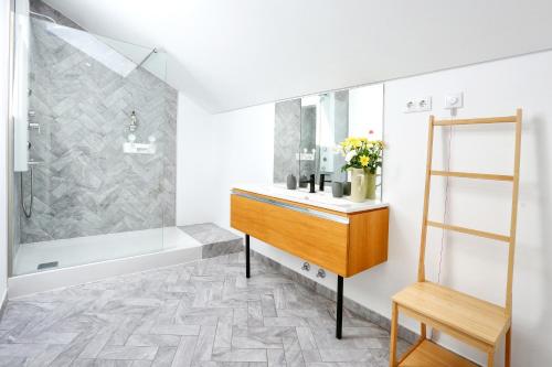 Ένα μπάνιο στο Zen & Tan Apartment
