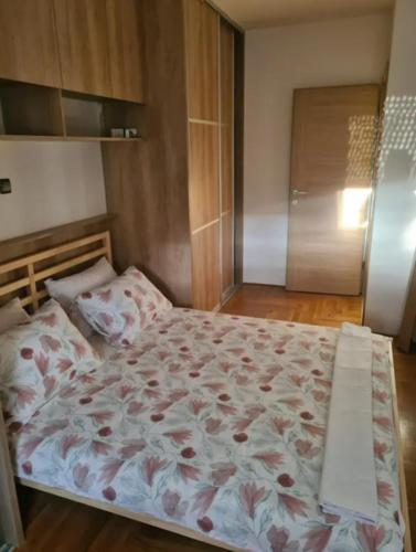 een slaapkamer met een groot bed met bloemen erop bij Harbat in Rustavi