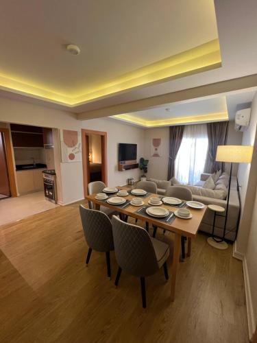 開羅的住宿－مخصص للعوائل فقط Four Elements，客厅配有桌子和沙发