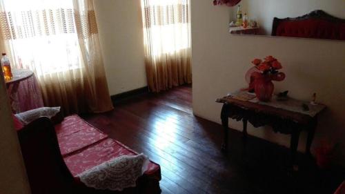 uma sala de estar com um sofá e uma mesa e janela em centrico Plaza san martín esquina Apurimac y contumaza 817 departamento 3 edificio Encarnación em Lima
