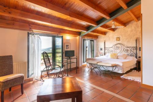 1 dormitorio con 1 cama y 1 mesa en una habitación en Hospedería el arco, en Villavieja del Lozoya