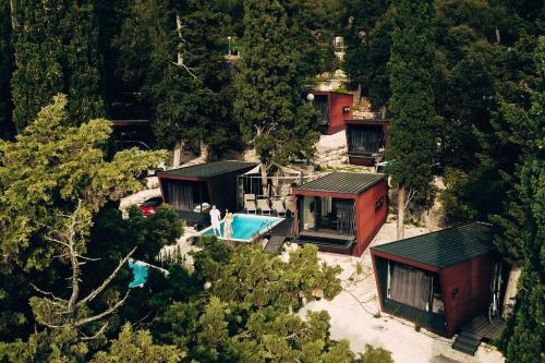 an overhead view of a house in the forest at Porton Nature Hideouts in Rovinj