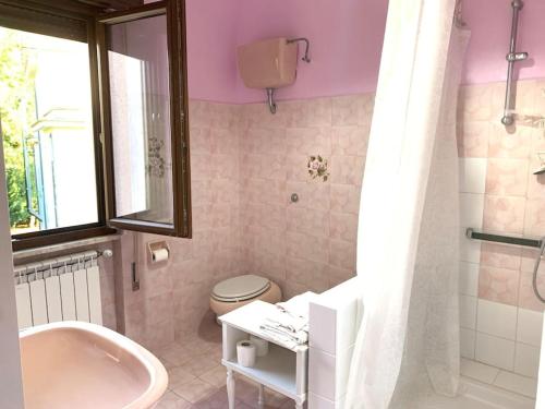 ein Badezimmer mit einer Badewanne, einem WC und einem Waschbecken in der Unterkunft Casa vacanza in Cassino
