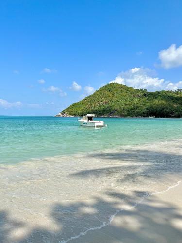 a boat in the water on a beach at Pen's Bungalow Koh Phangan in Thong Nai Pan Yai