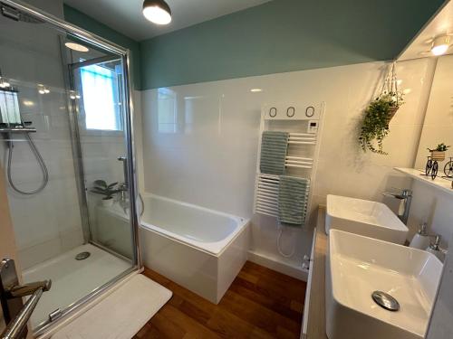 une salle de bain avec une douche, un lavabo et une baignoire dans l'établissement maison entièrement climatisée vue d'exception mer et rade de Marseille avec piscine 8 personnes, à Marseille