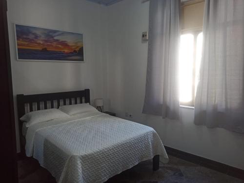 サンパウロにあるApto Centro SP ótima localizaçãoのベッドルーム1室(白い毛布と窓付)