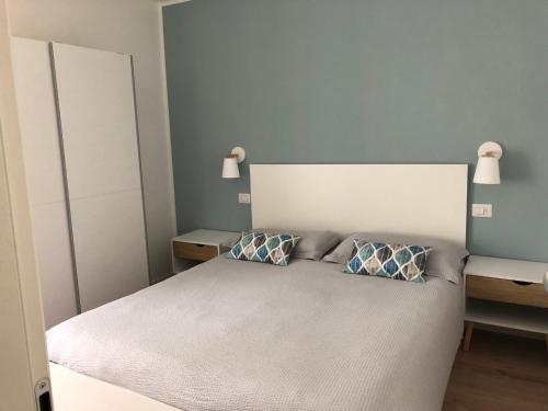 - une chambre avec un lit et 2 oreillers dans l'établissement Appartamento Piano terra Prestinone Vigezzo LT, à Santa Maria Maggiore