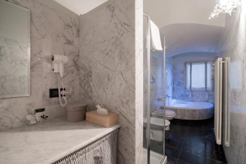 A bathroom at Il giardino di Luy Apartment