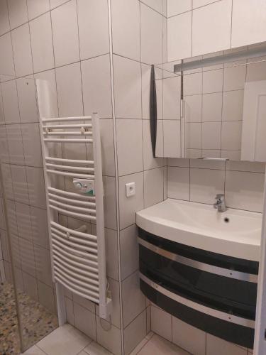 une salle de bain blanche avec un lavabo et un miroir dans l'établissement Maison La Ribière, à Entrecasteaux