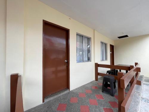 korytarz z drzwiami i ławkami w pokoju w obiekcie Jamjens Lodge powered by Cocotel w mieście Baler