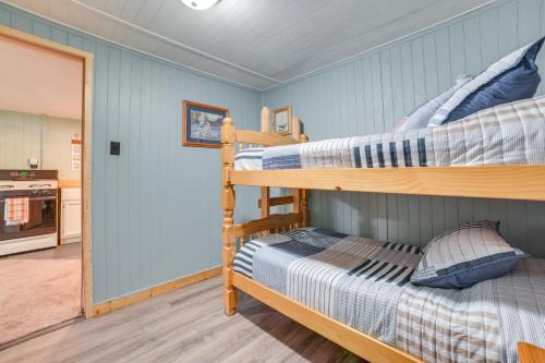 ゲイロードにあるCozy Otsego Lake Cabin Steps to Sandy Beach!のベッドルーム1室(二段ベッド2組付)、キッチンが備わります。