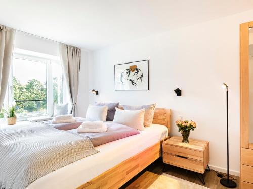 Un dormitorio con una cama grande y una ventana en FeWo Prora - Oase, en Binz