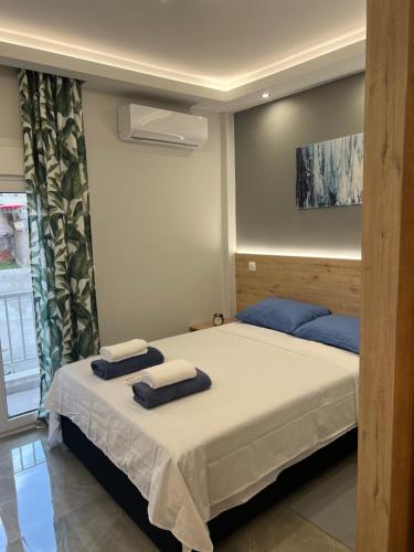 - une chambre avec un lit et 2 serviettes dans l'établissement KM52 luxury apartment, à Thessalonique