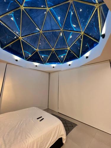 a room with a bed and a glass ceiling at Macas Glamping in Macas