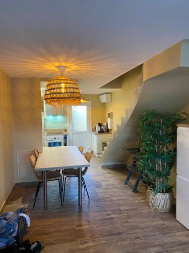 une salle à manger avec une table et une cuisine dans l'établissement Marina très belle vue avec ponton, au Grau-du-Roi