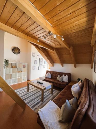 a living room with a couch and a table at Deti's Ferienwohnung in Andernach