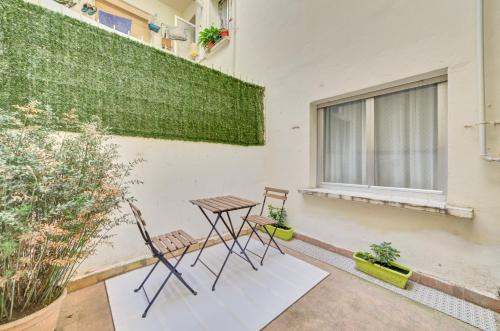 a patio with two chairs and a table and a window at Las terrazas de Castañares by Clabao in Logroño