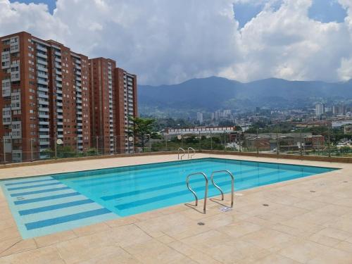 een groot zwembad bovenop een gebouw bij Apartamento lujoso en Medellín in Sabaneta