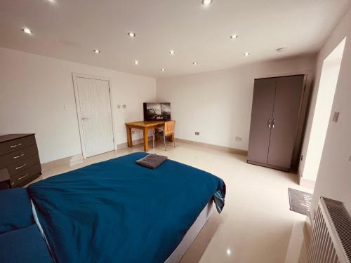 Tempat tidur dalam kamar di Large and comfy studio flat C near Heathrow