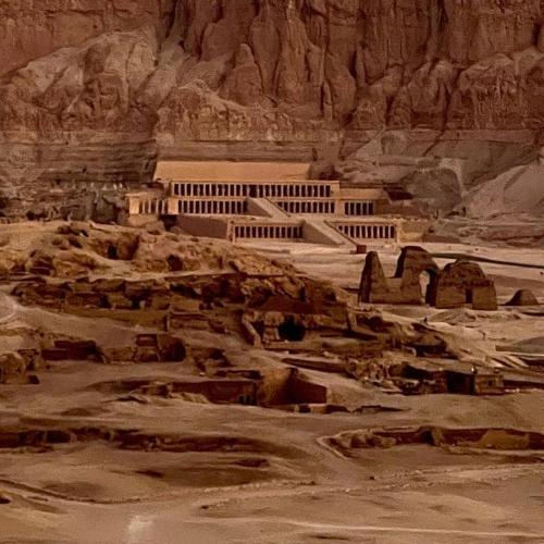 un edificio en medio de un desierto rocoso en West view en Khuzām