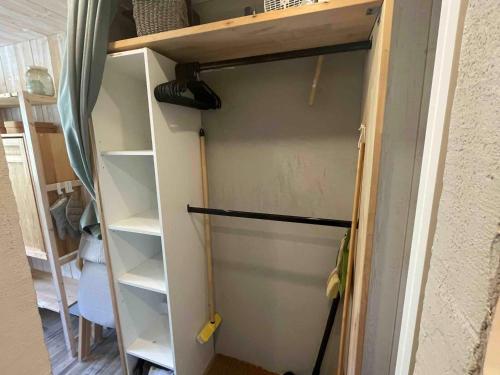 Cette chambre comprend un placard avec un réfrigérateur. dans l'établissement Studette rénovée avec goût - Accès direct aux pistes - Emplacement central à Tignes Le Lac - FR-1-502-536, à Tignes