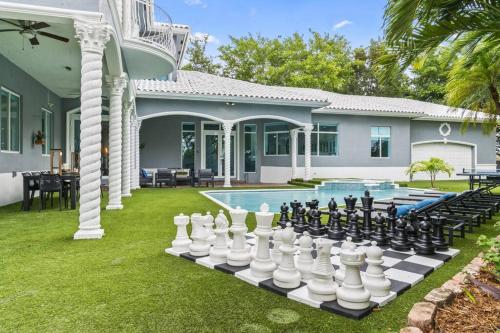 La alberca dentro o cerca de 7BD Paradise with Amazing pool Jacuzzi Games L32