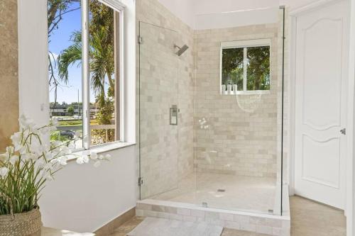 Un baño de 7BD Paradise with Amazing pool Jacuzzi Games L32