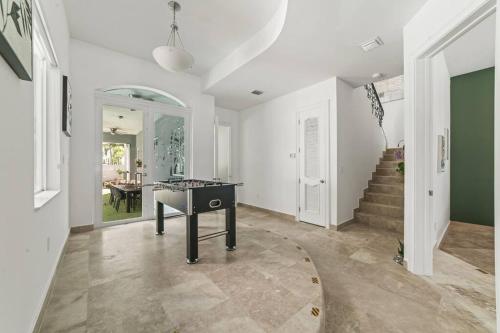 Galería fotográfica de 7BD Paradise with Amazing pool Jacuzzi Games L32 en Tamiami