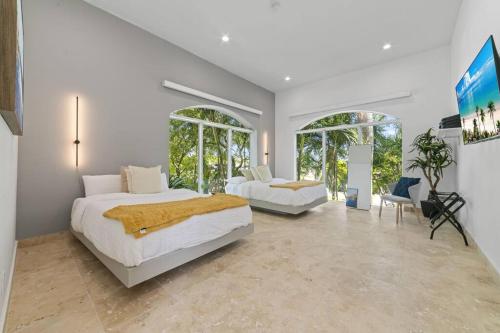 Una cama o camas en una habitación de 7BD Paradise with Amazing pool Jacuzzi Games L32