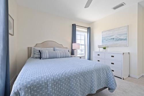 een witte slaapkamer met een bed en een raam bij Boaters Paradise in Hudson