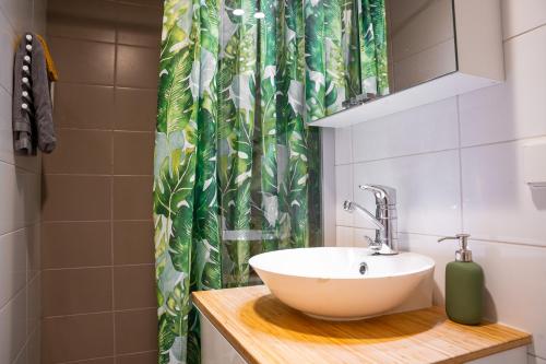 Koupelna v ubytování Arctic Circle Retreat: Stylish 2-Room Apartment