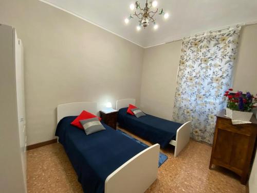 um quarto com 2 camas e um lustre em IL PORTONE VERDE em Turim
