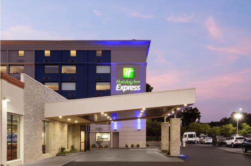 une projection de l'avant d'un bâtiment avec le panneau express de l'hôpital dans l'établissement Holiday Inn Express Atlanta Airport - North, an IHG Hotel, à Atlanta