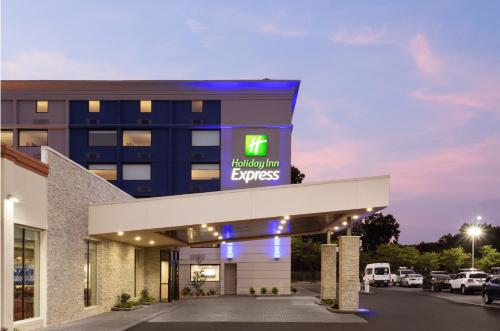 uma representação da frente de um edifício com o sinal expresso do hospital em Holiday Inn Express Atlanta Airport - North, an IHG Hotel em Atlanta