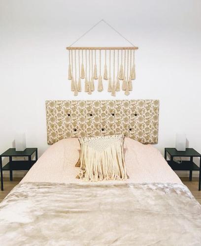 une chambre avec un grand lit et un lustre dans l'établissement Maison de charme au pays du vin - Charming House in Wine Country, à Montcaret