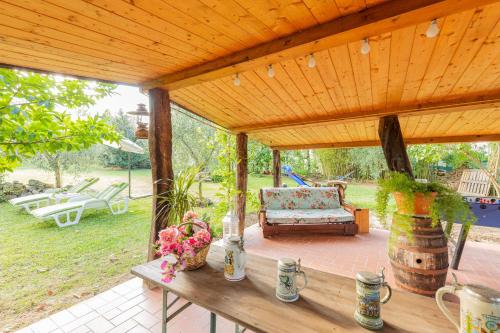 a wooden pergola with a couch on a patio at Casa Vacanze Mongili - Il Moro in Chiusi