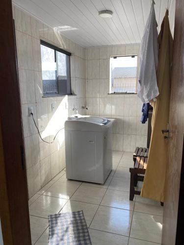 Virtuvė arba virtuvėlė apgyvendinimo įstaigoje Sobrado em condomínio fechado