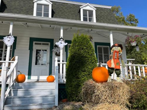 a house with pumpkins on the front porch at Auberge musicale Pour un Instant in La Malbaie