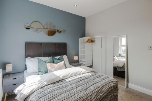 Tempat tidur dalam kamar di Stunning 3 Bed Duplex Apartment in the heart of West Hampstead