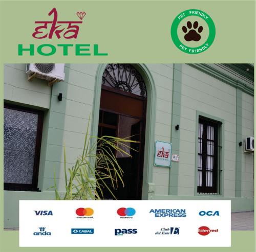 un panneau indiquant un hôtel à côté d'une porte dans l'établissement Eka Hotel, à Nueva Palmira