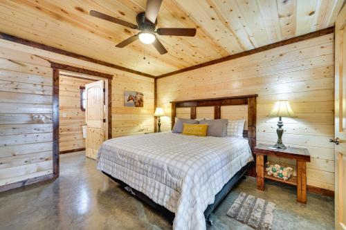 Ένα ή περισσότερα κρεβάτια σε δωμάτιο στο Pet-Friendly Eagletown Home about 3 Mi to Kayaking!