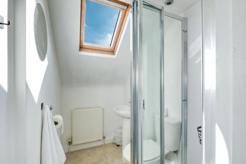 a bathroom with a toilet and a glass shower at Redditch 4 Bed 3 Bath From 21 PP Per Night 5 Star in Redditch