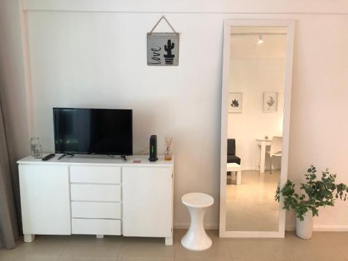 Televízia a/alebo spoločenská miestnosť v ubytovaní Minimal Apartament in Palermo Soho