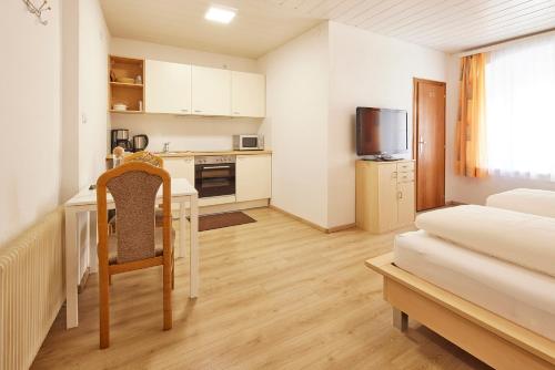 um pequeno apartamento com uma cozinha e uma sala de estar em Gästehaus Kulmer em Hopfgarten im Brixental