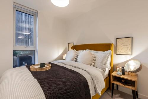 - une chambre avec un lit et une fenêtre dans l'établissement Premium Apartments at Copper House in Liverpool City Centre, à Liverpool